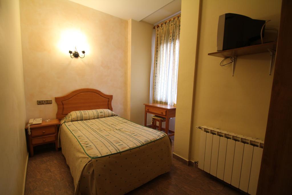 Hostal Restaurante Cuatro Caminos Калера-и-Чосас Номер фото