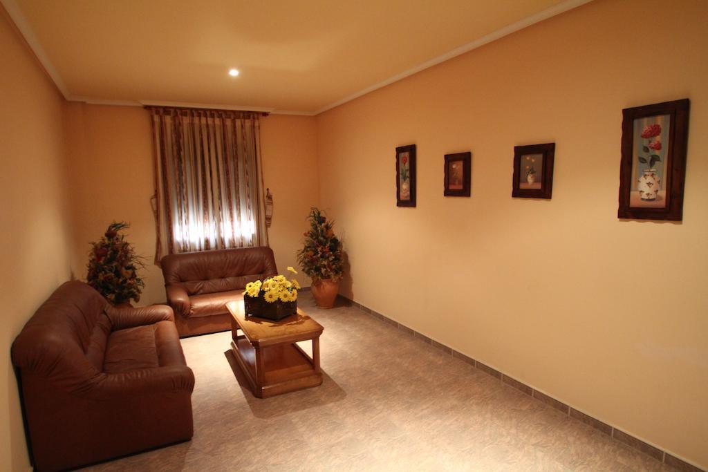 Hostal Restaurante Cuatro Caminos Калера-и-Чосас Экстерьер фото